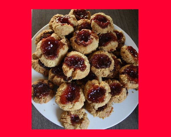 petits gâteaux sec aux noisettes et coeur de confiture